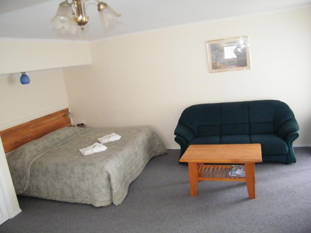 Colonial City Motel Hamilton Room photo