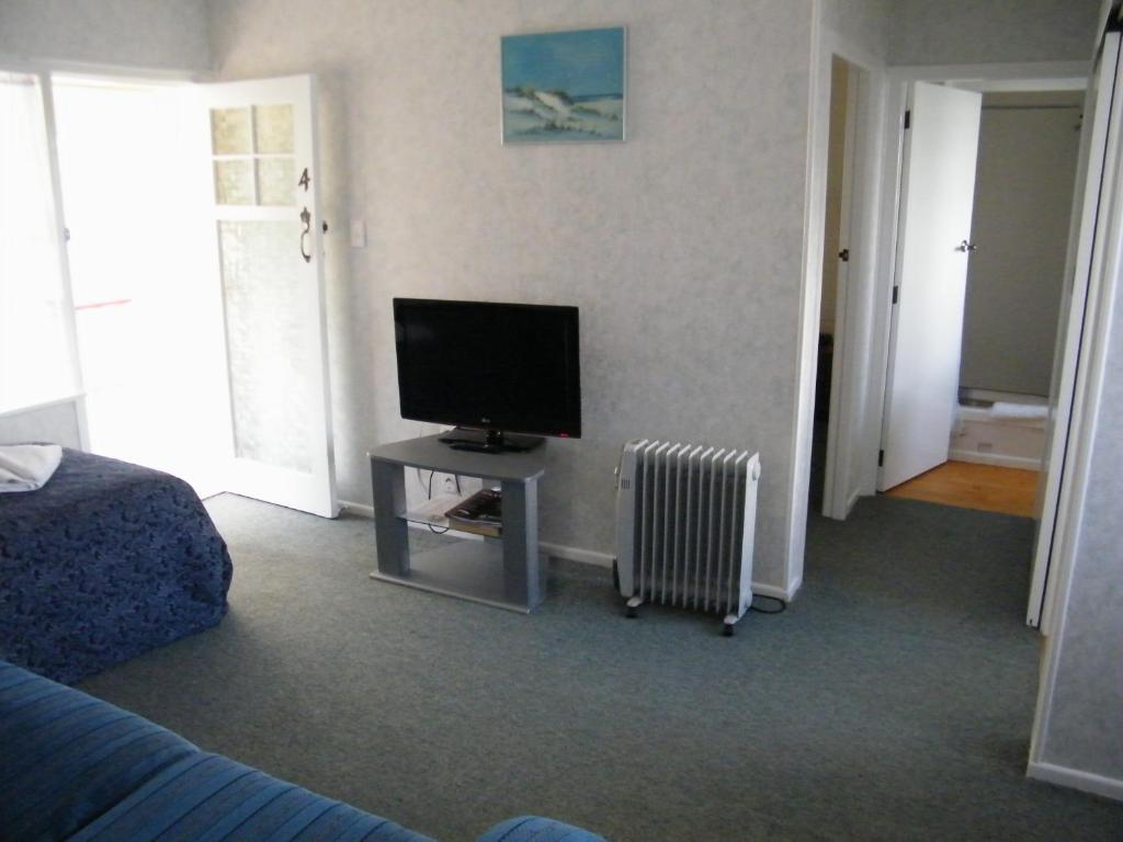 Colonial City Motel Hamilton Room photo