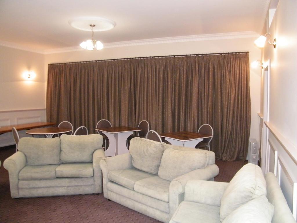 Colonial City Motel Hamilton Room photo